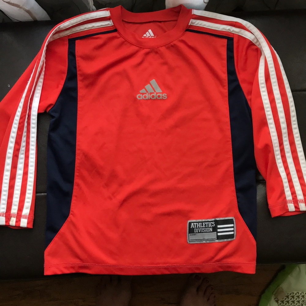 Long sleeved athletic shirt